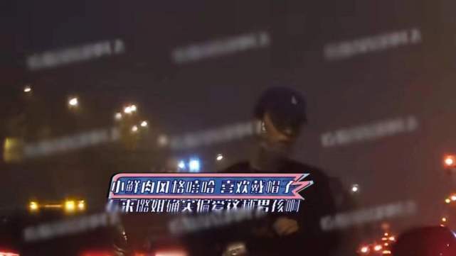 李小璐李小璐秀曼妙舞姿优雅自信，撩人马甲线抢镜，柔顺长发已及腰