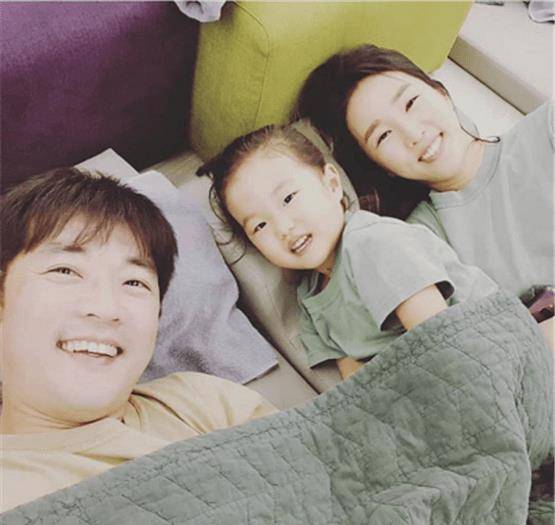 知名男星官宣二胎得子,小11岁妻子颜值高,曾与金喜善传绯闻_安在旭_崔