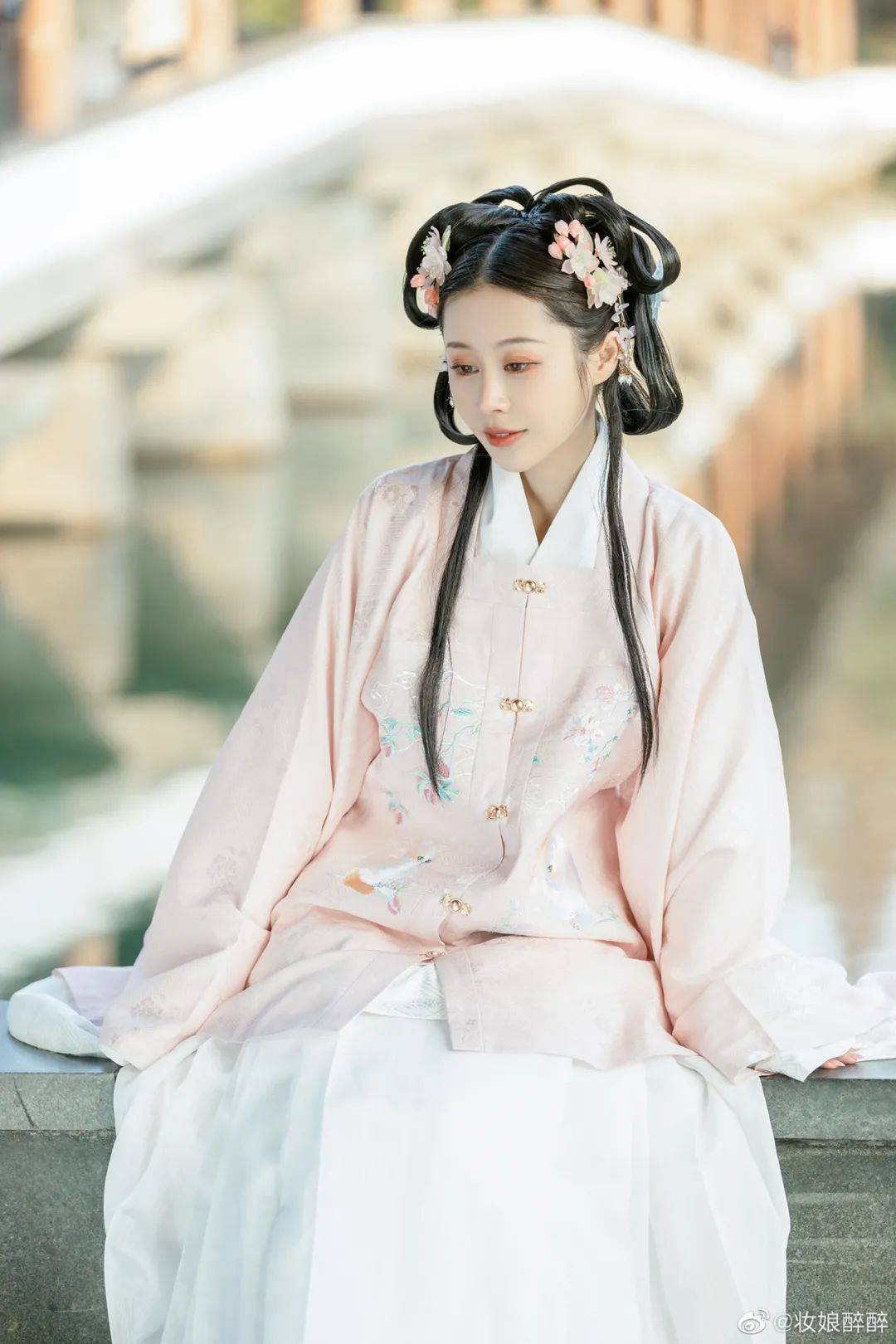 发型汉服小仙女：?想借一缕春风，追赶你和心动