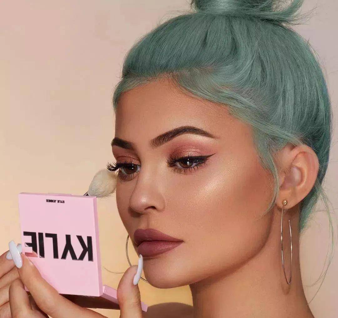 The明星扎堆建品牌,斯嘉丽·约翰逊创办护肤品The Outset