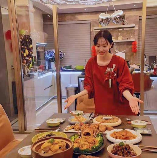 只要有时间,姜妍就自己做饭练厨艺,再不然就是和家人好友相聚,十分