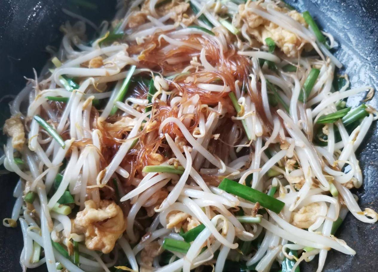 鸡蛋鲜嫩,粉丝根根分明不成团,清淡味美_韭菜_绿豆芽_汤匙_窍门