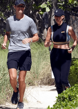 原创伊万卡和老公晨跑好恩爱她穿露腰装秀搓衣板腹肌太耀眼了