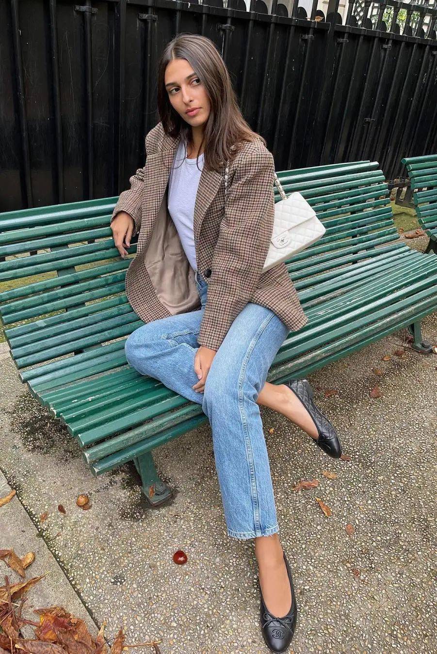 芭蕾 扔掉小白鞋,“牛仔裤+这双鞋”才是2022洋气穿搭!