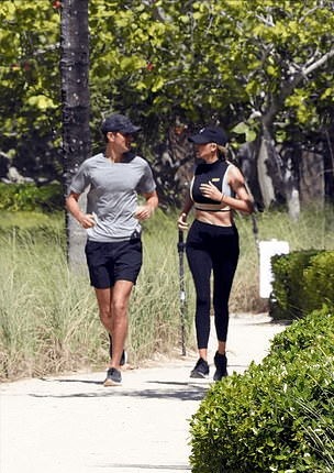 原创伊万卡和老公晨跑好恩爱她穿露腰装秀搓衣板腹肌太耀眼了