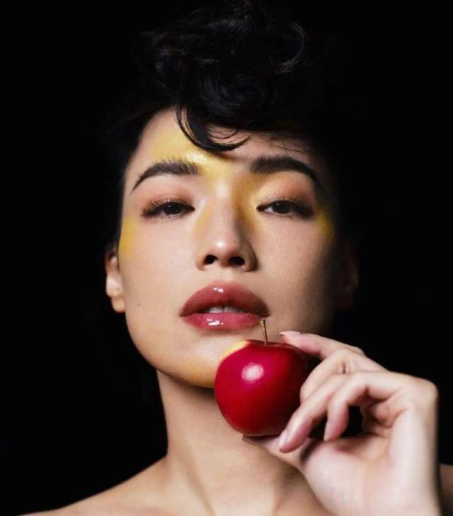方脸别再追求“瓜子脸”了，这几位明星告诉你，方脸也能美丽大气