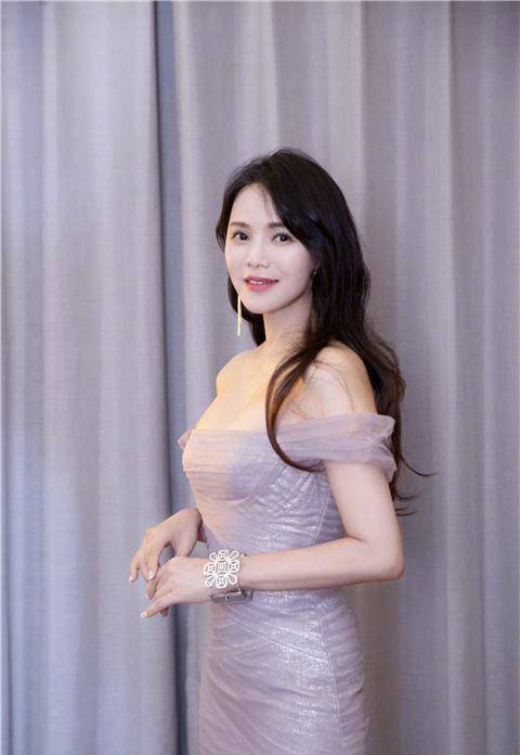 女神伊能静直播少女感依旧，52岁已经是2个孩子的妈，网友：不老女神