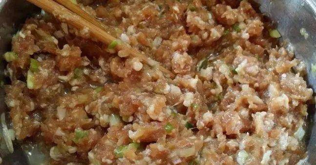 蔬菜|做酸菜猪肉馅饺子,学会3个技巧,饺子鲜香美味,比纯肉的还好吃