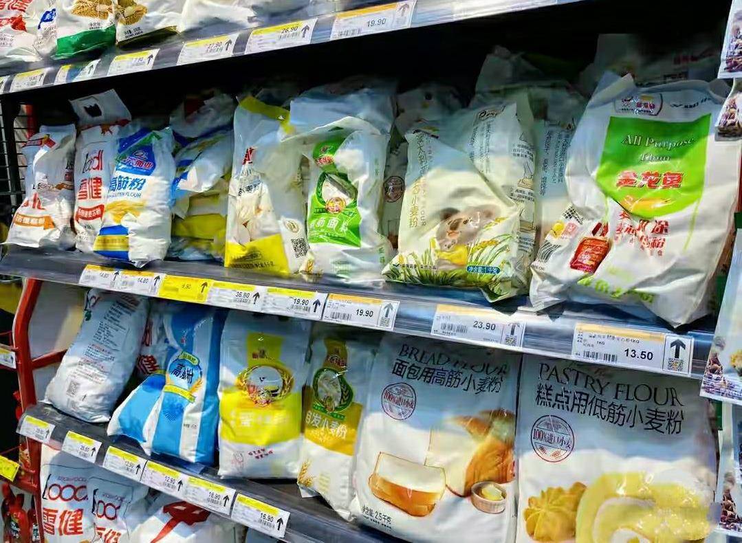 经常买蔬菜和做饭的朋友都知道超市里的面粉分为小麦粉,饺子粉,全麦粉