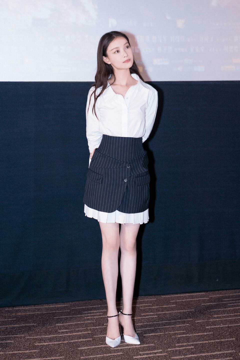 形象 别看倪妮是小方脸,但瓷瓶一样的身材,感觉一点赘肉都没肉