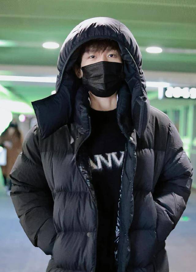 活动 成毅出席线下活动，生图和精修图差别大，31岁的他长这样