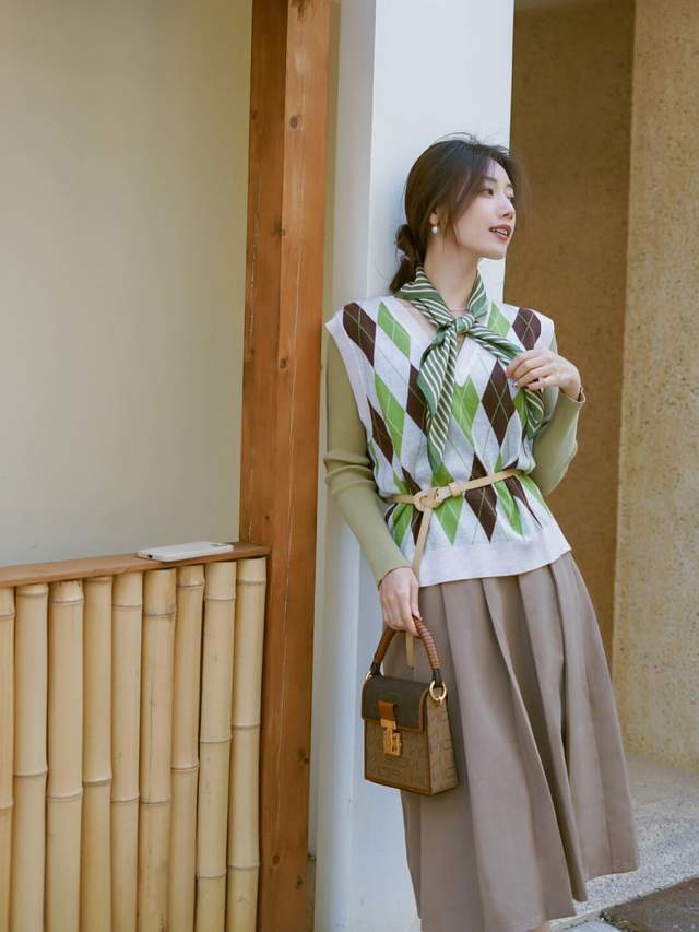 颜色 早春通勤穿搭,背心搭配针织衫简约时髦,提升气质又减龄