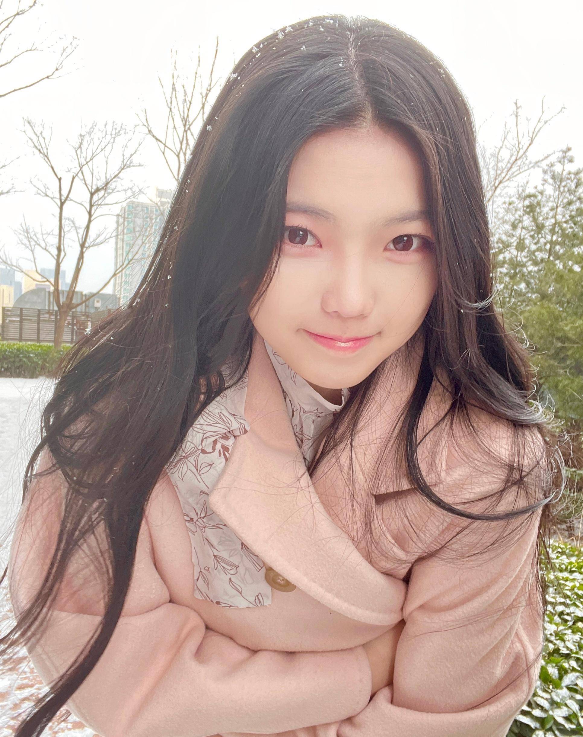 朗诵式rap创始人李熙凝凭一首淡黄的长裙大火后踏入了时尚界