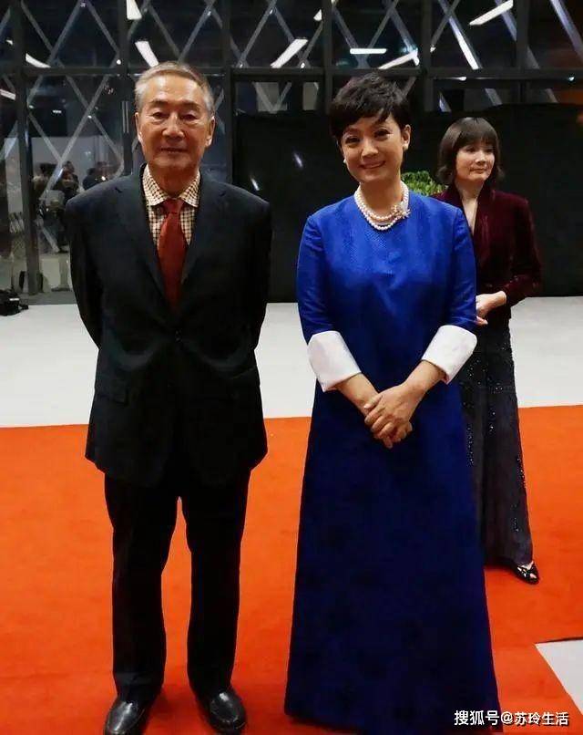 显得 张嘉译老婆服老不扮嫩，白衣配黑裙气质优雅，50岁中国大妈该学学