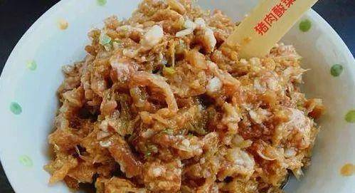 蔬菜|做酸菜猪肉馅饺子,学会3个技巧,饺子鲜香美味,比纯肉的还好吃