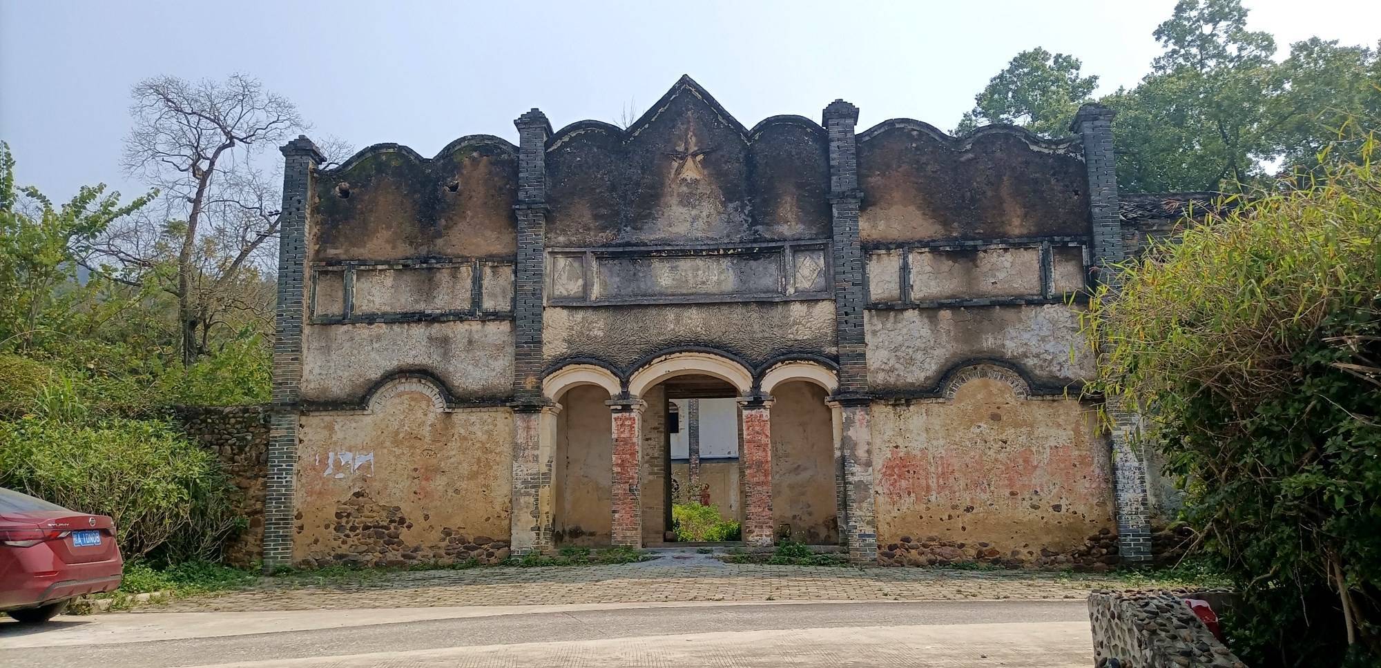 武宣東鄉惠儒書院遺址 黎 堅 攝影但他同時也提出,當前旅遊,已經從最