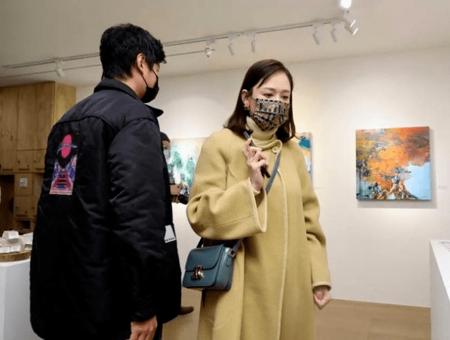 卷发 陈乔恩变阔太参加男友画展！罕见装扮一回，烫卷发优雅到骨子里