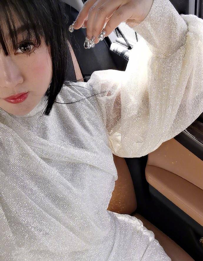 生活冉莹颖晒照感慨人生，油刘海苍蝇腿睫毛太不协调，被吐槽审美