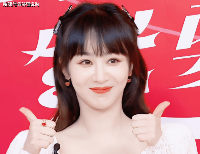 杨紫直播白裙造型很甜美,简约大方有气质,面带微笑状态佳!
