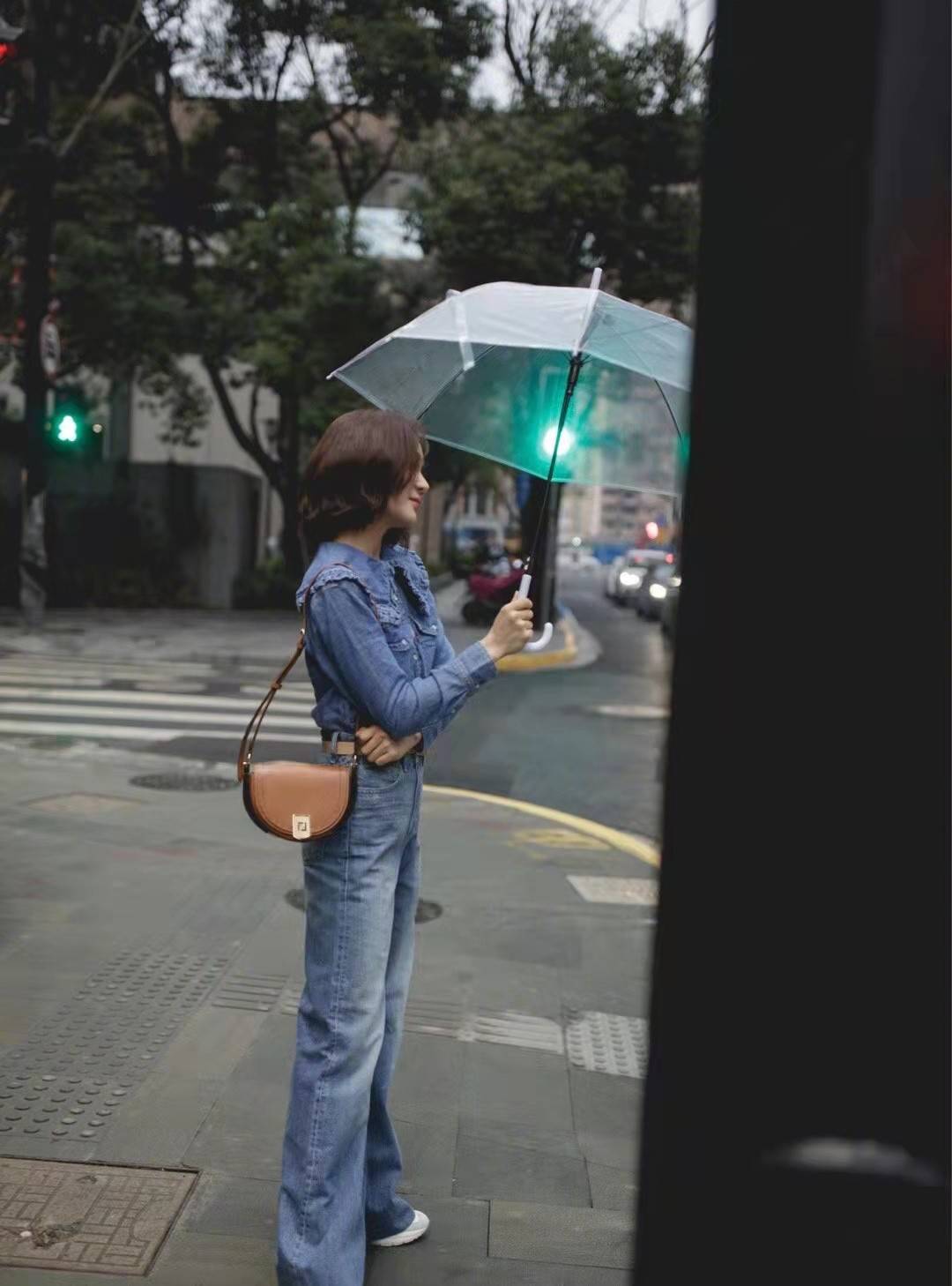 棕色 袁姗姗穿牛仔很好看！一身牛仔衣雨中拍照，背棕色包包气质满分