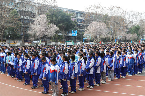 乒乓赛场显英姿成大附中第十八届球类联赛暨春季运动会开幕了