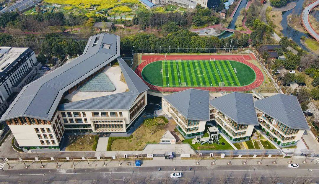 学校在英国连续11年学术成绩排名第一,晟珀就是圣保罗女子公学的首个