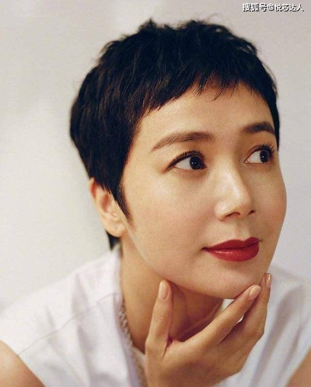 发型女人过了50岁别留“黑长直”了，今年流行这4种短发，减龄又洋气