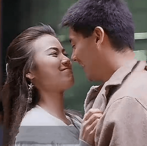 艳星陈雅伦晒龙凤茶楼旧照这部电影周星驰还在为她做配角