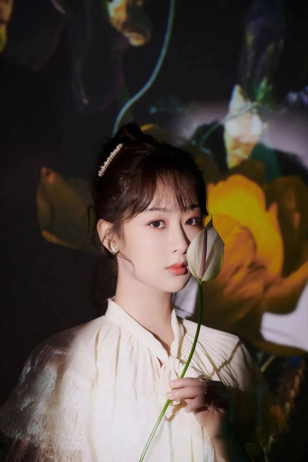 轮廓杨紫从被吐槽为丑女，如今成为公认的小美女，颜值逆袭的秘诀是？