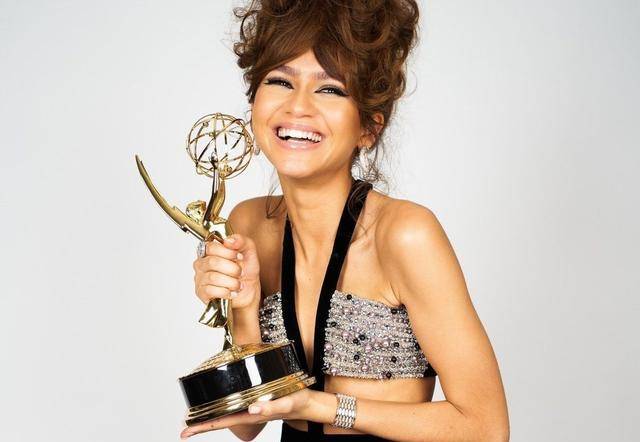 其实早在2011年,15岁的赞亚达就发行了她的首单《swagitout》,并且在