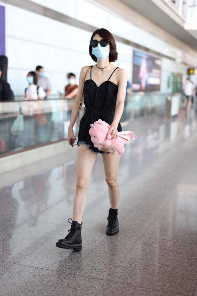 身材 王丽坤太浪费身材,背心搭短裤赶时髦,结果好气质却穿出廉价感