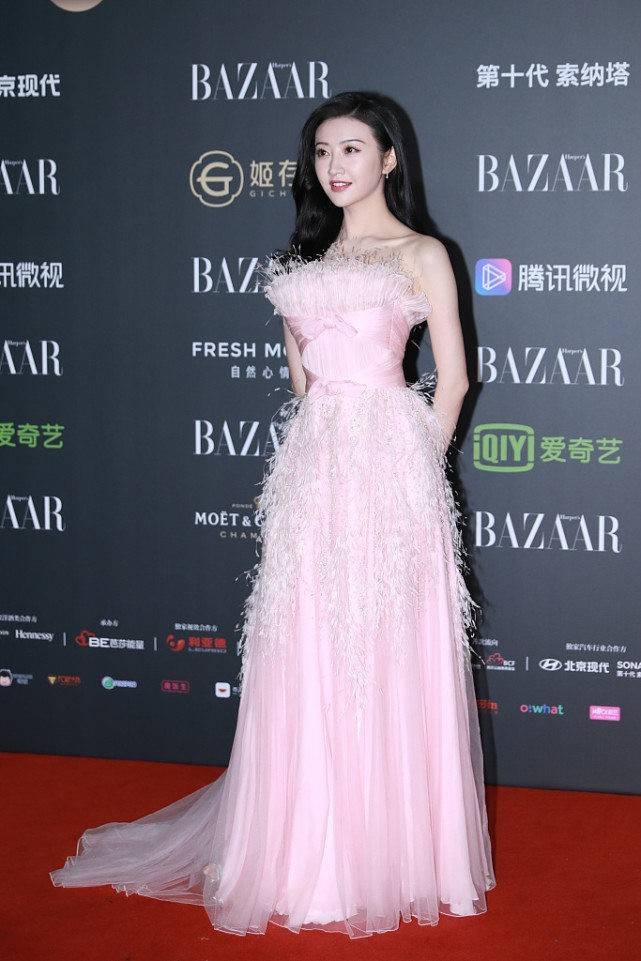 设计 被景甜惊艳到了,穿白色开叉小礼裙秀长腿,看着真撩人