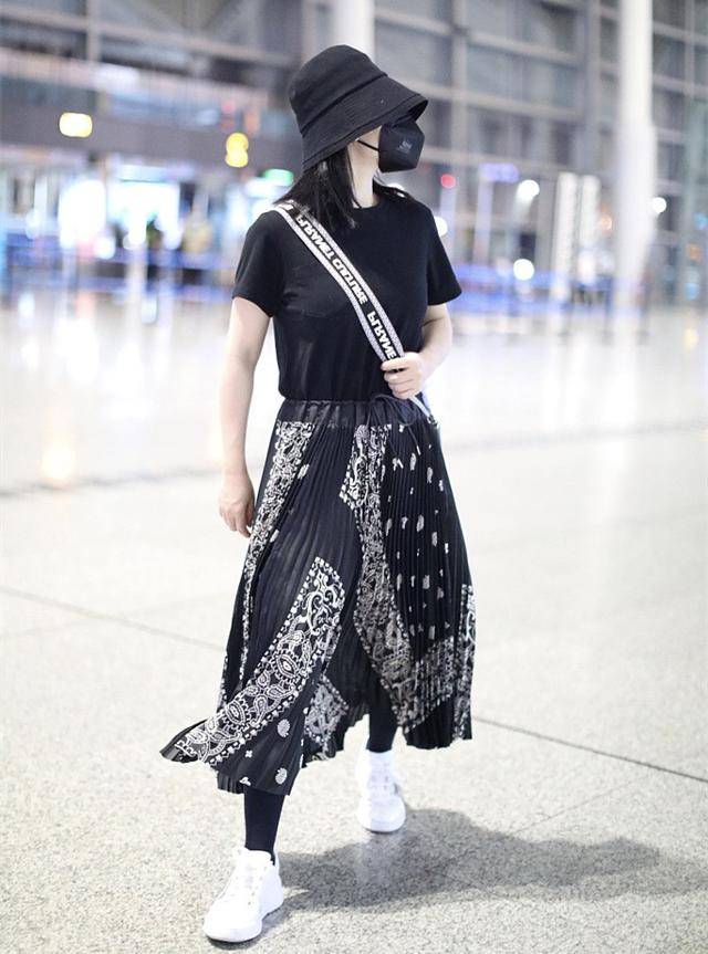 黑色 谢娜产后现身，T恤配半裙却有股少女感，就是裙子里套袜裤看不懂