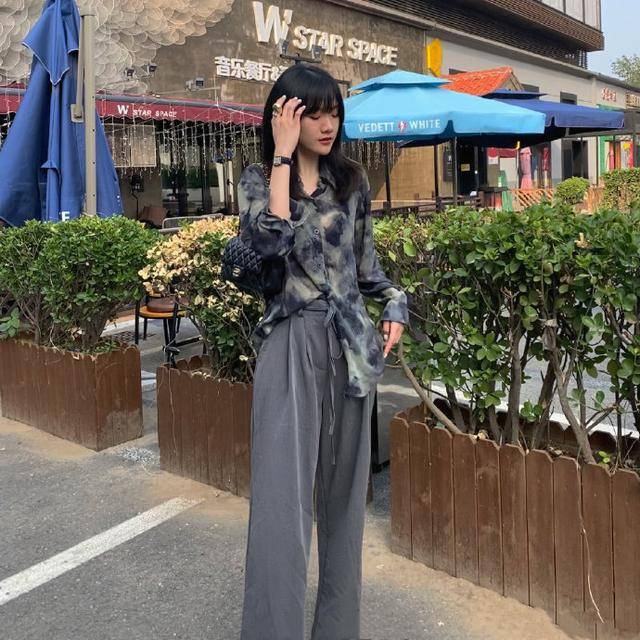 李小璐 李小璐的少女感真惊艳,紧身背心搭阔腿裤也能穿出凹造型,真羡慕