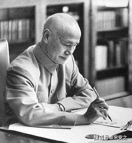 蒋介石逝世47年，为何灵柩暂厝慈湖而未下葬？蒋经国日记透露答案