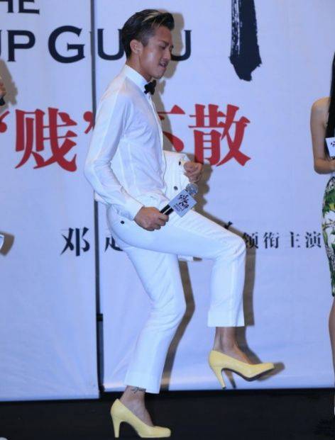 男明星穿高跟鞋的样子邓超如履平地看到薛之谦挺合适的