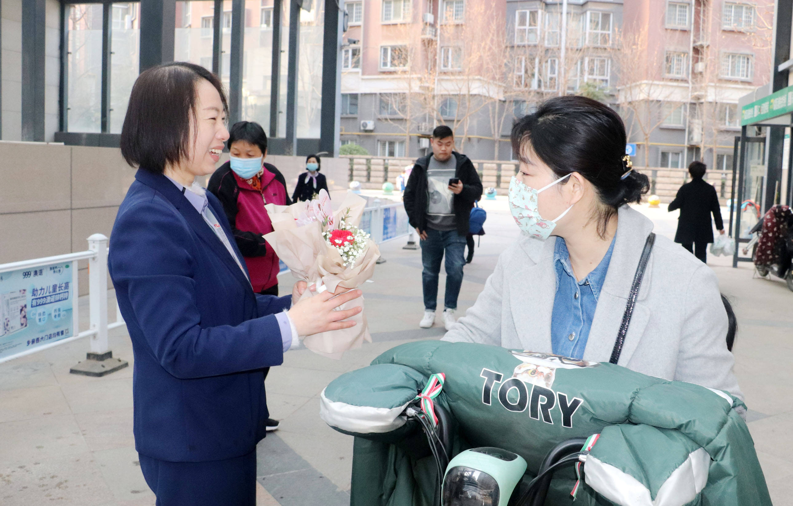 物业妇女节送花图片