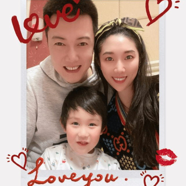 日前在张晨结婚十周年之际,不仅球员,同事为其送上祝福,其妻子也在
