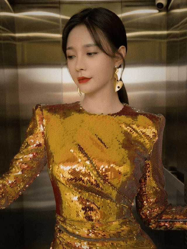 亮片沈梦辰好“放得开”，穿金色亮片裙女人味十足，“月亮腰”太吸睛