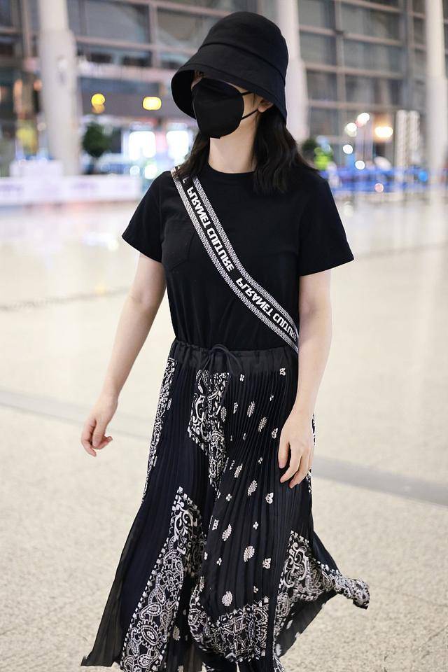 黑色 谢娜产后现身，T恤配半裙却有股少女感，就是裙子里套袜裤看不懂