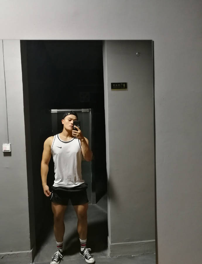 原创手臂粗壮给力腹肌棱角分明健身宛如整形师让他实现完美蜕变