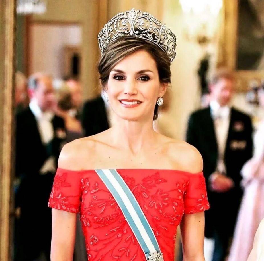 面料 拥有“贵气”的女人，穿着都有这4个特征，看西班牙王后就知道了