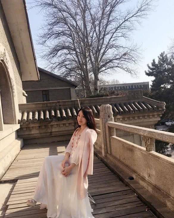 脸蛋 杨钰莹终于“翻车”，身材走样脸蛋变圆，终于相信她48岁了