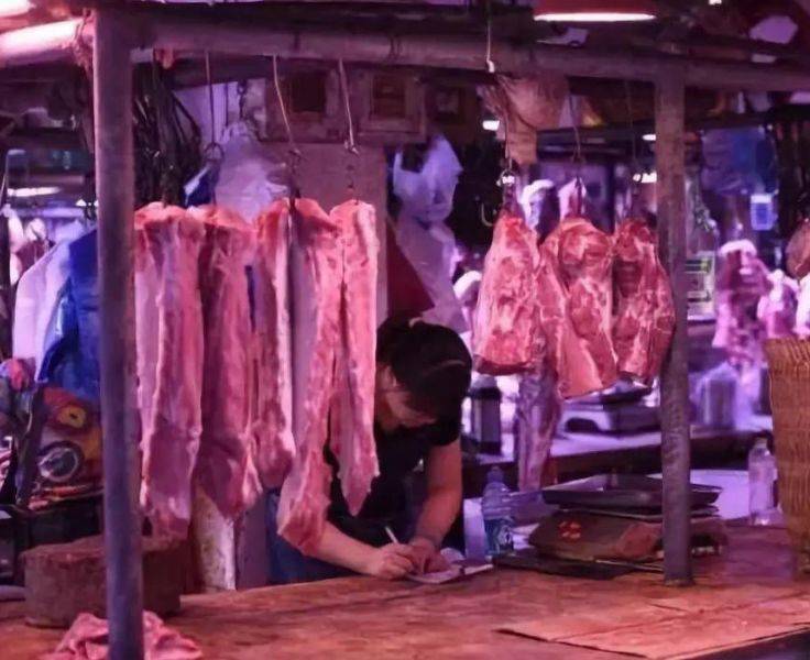 猪肉|猪肉摊上,有的猪肉“挂起来”,有的摆在案板上,其实是有区别的