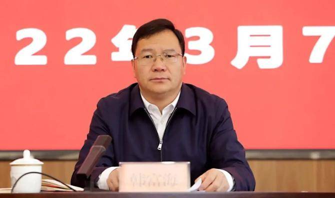 学校党委副书记江潮炳出席新任职处级领导干部培训并讲话