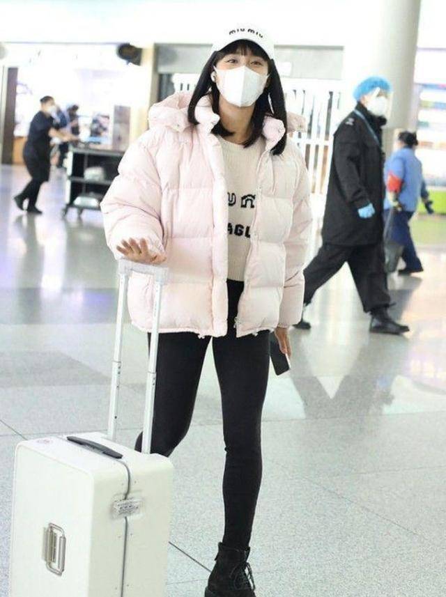 王智 王智与丈夫同框亮相,连行李箱都老公帮拿,自己被宠成公主模样