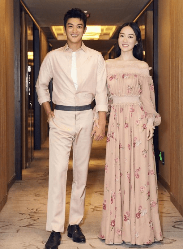 黑色 霍思燕与杜江出席活动,一袭黑色蕾丝吊带尽显高级,不愧是女神