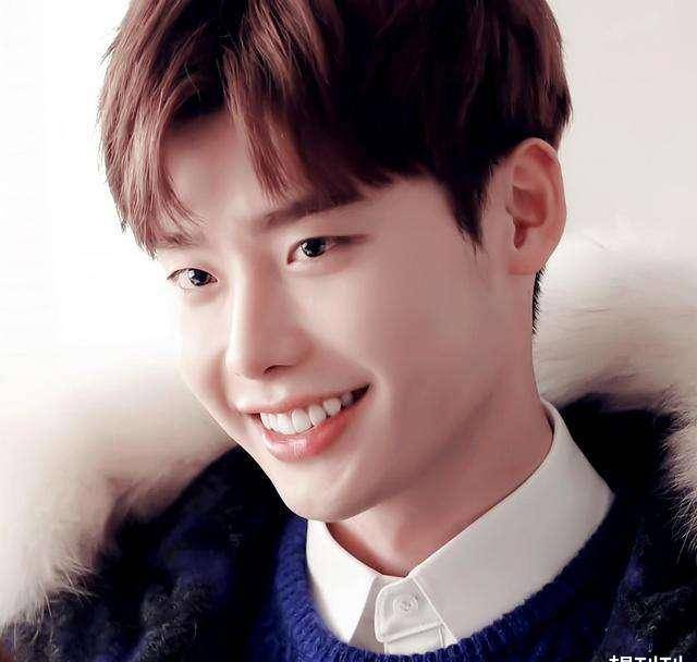 单眼皮内娱最假双眼皮PK，就差割到脑门了，生怕别人看不出是割的？