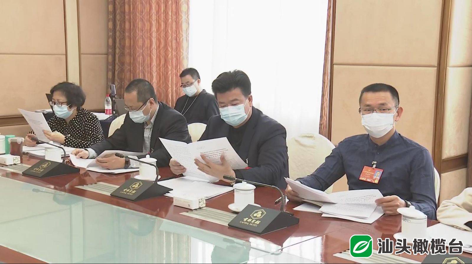 在分组会议中,我市全国人大代表温湛滨,黄炳章,李丽丽,陈颖宇,黄贵松