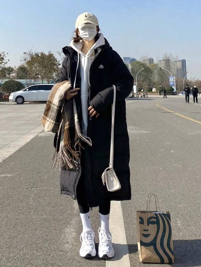 灰色的加绒卫衣卫裤直接搭配绿色羽绒服颜色很抢眼又很有活力